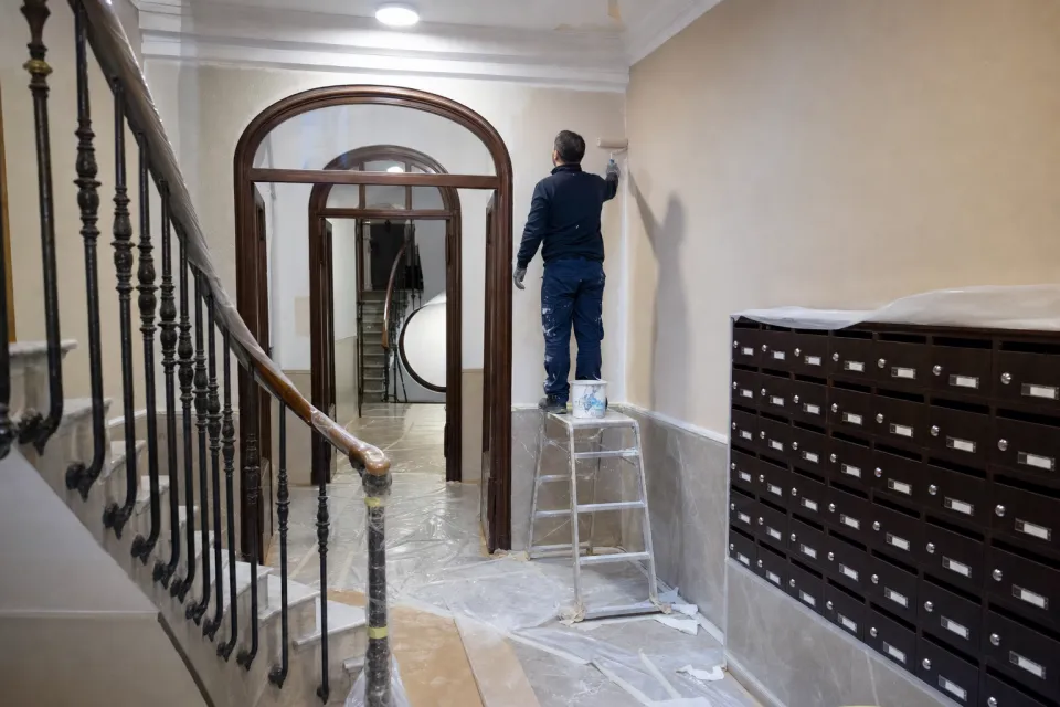 Pintura del vestíbulo y la escalera de una comunidad de vecinos